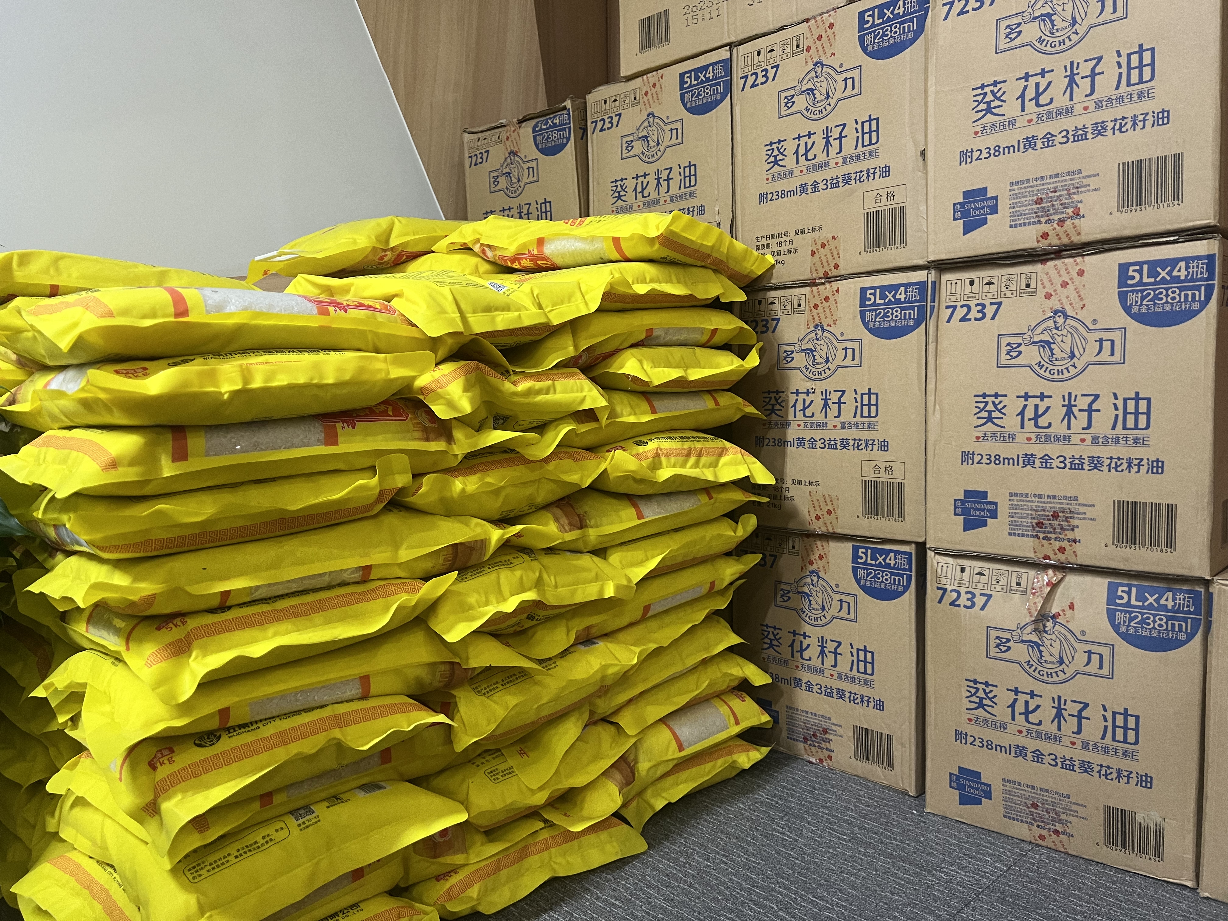 新春送温暖 mg冰球突破文创集团工会发放春节福利
