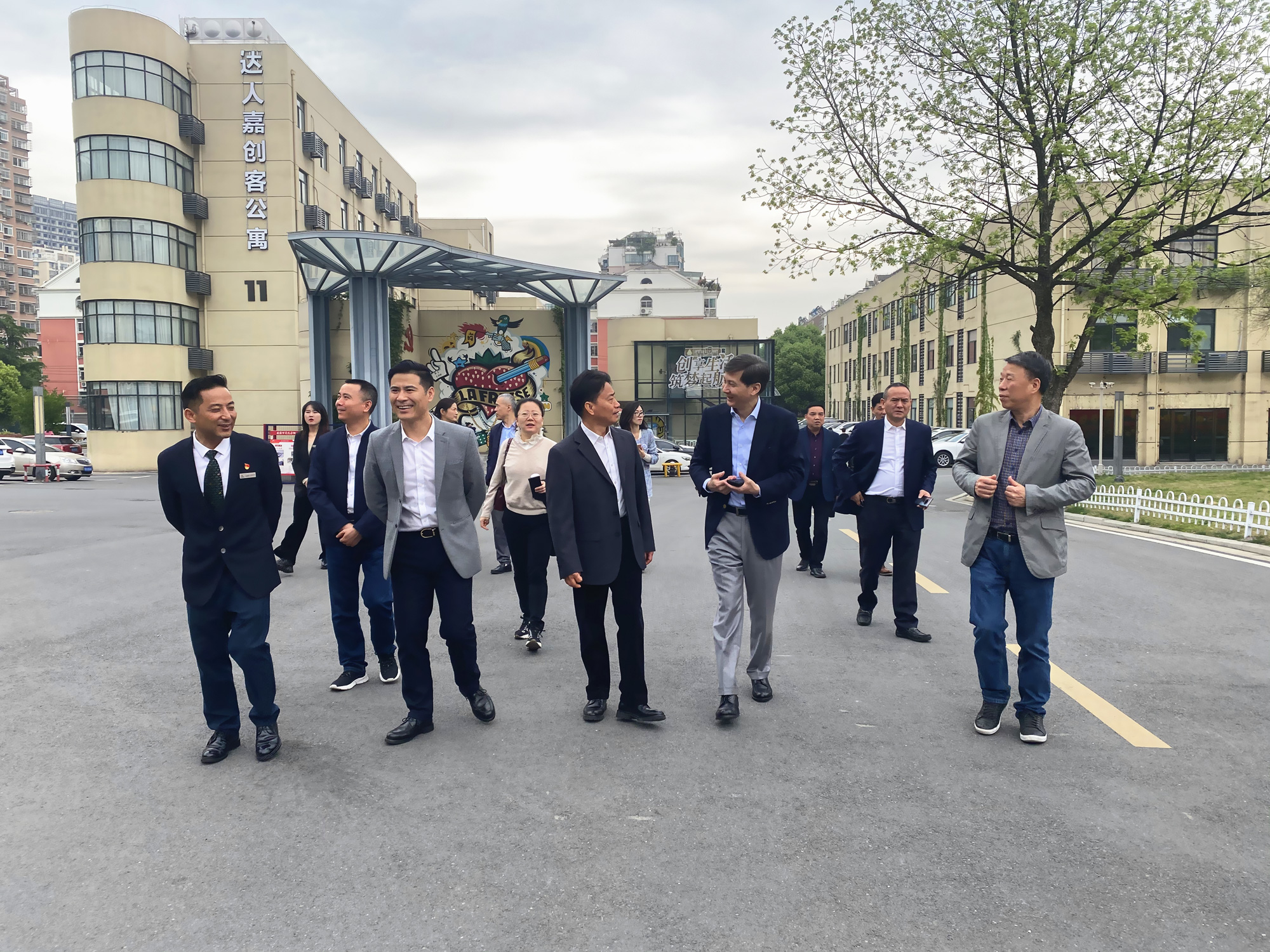 荆门市政协副主席、市工商联主席冯仁强 一行莅临庐阳mg冰球突破文创园调查