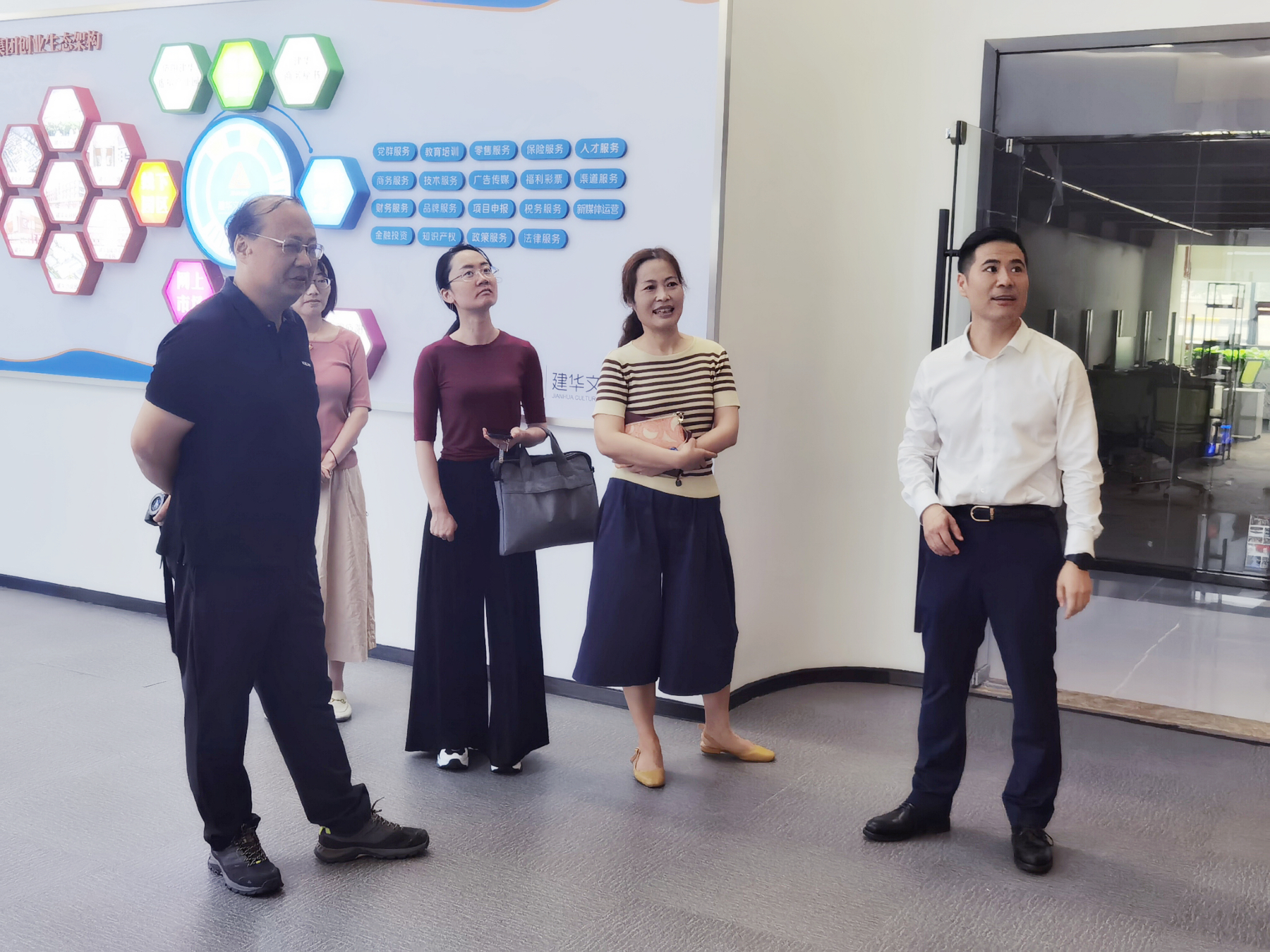 区政协副主席杨俊一行莅临mg冰球突破文创集团调研