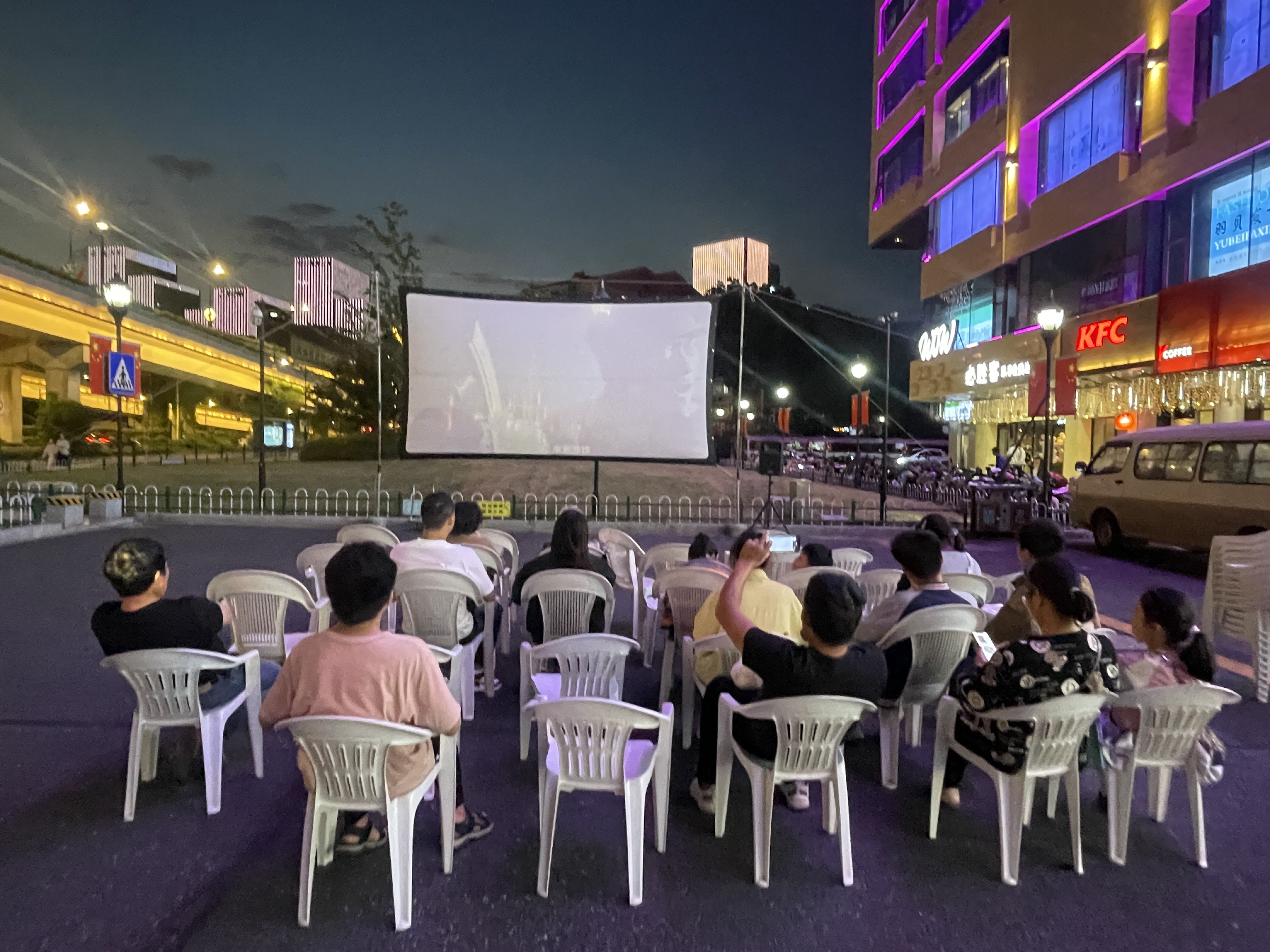 水晶城露天电影放映，点燃红色影象