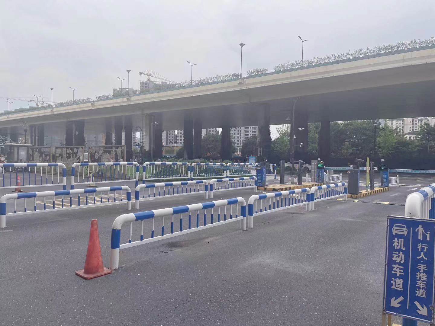 变废为宝，水晶城发展路闸护栏刷新