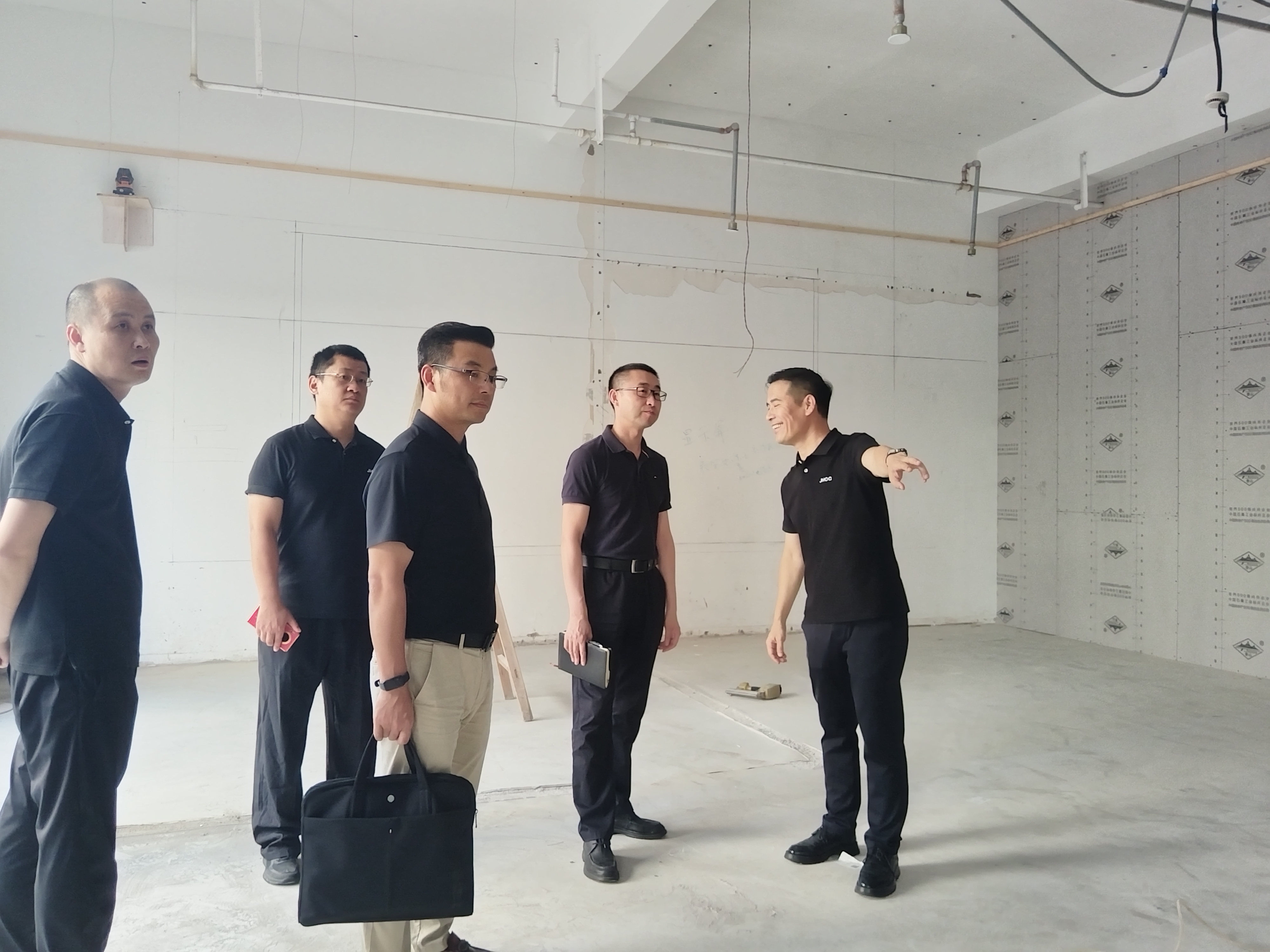 上塘街路党工委书记诸葛建清莅临律威排解中心调研
