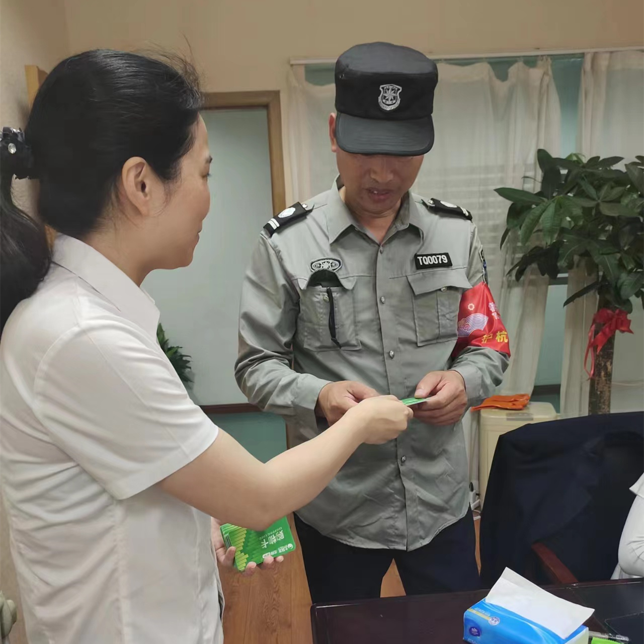 mg冰球突破市场工会为整个职工发放端午慰问品