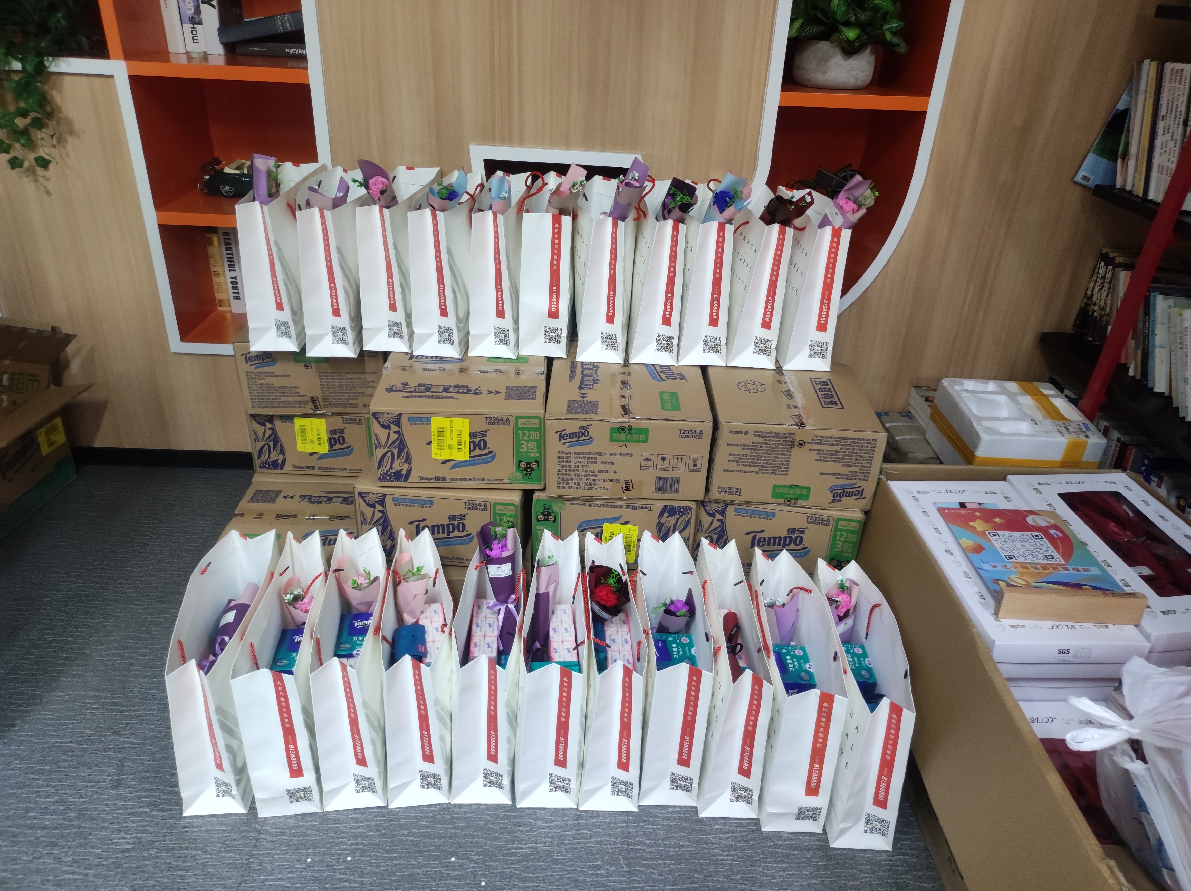 “芝兰大雅至，伊人踏香来”——-mg冰球突破文创集团工会发展女神节慰问活动