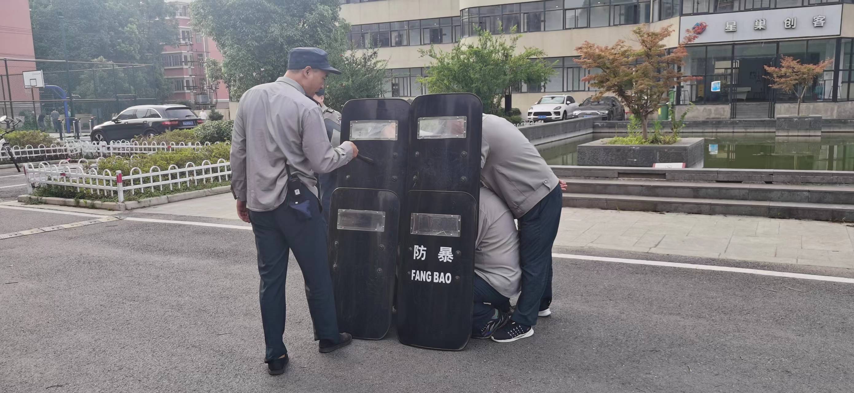 庐阳mg冰球突破文创园发展反恐防暴演习活动