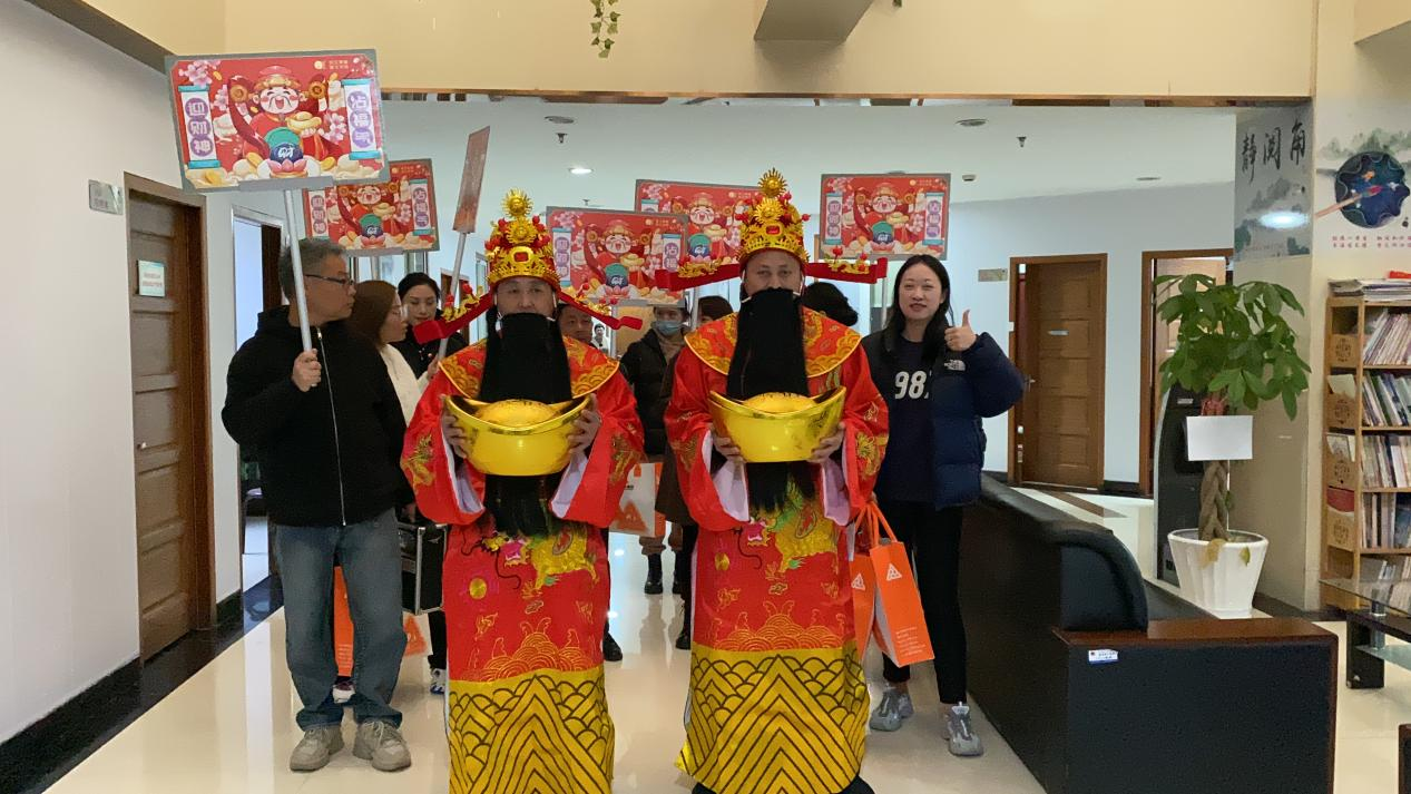 正月十五元宵到，财神到来，请接福！