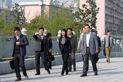 20150329中央党？翁庾樽乙恍休傲賛g冰球突破文创园调研 (1).jpg